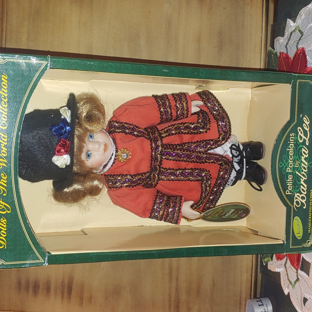 Dolls of the World - England 2000